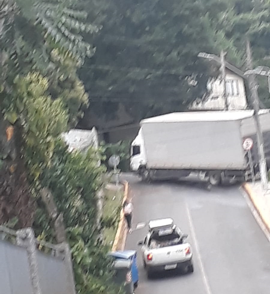 Caminh O Fica Atravessado Na Rua Angelina Lima R Dio Catarinense Fm